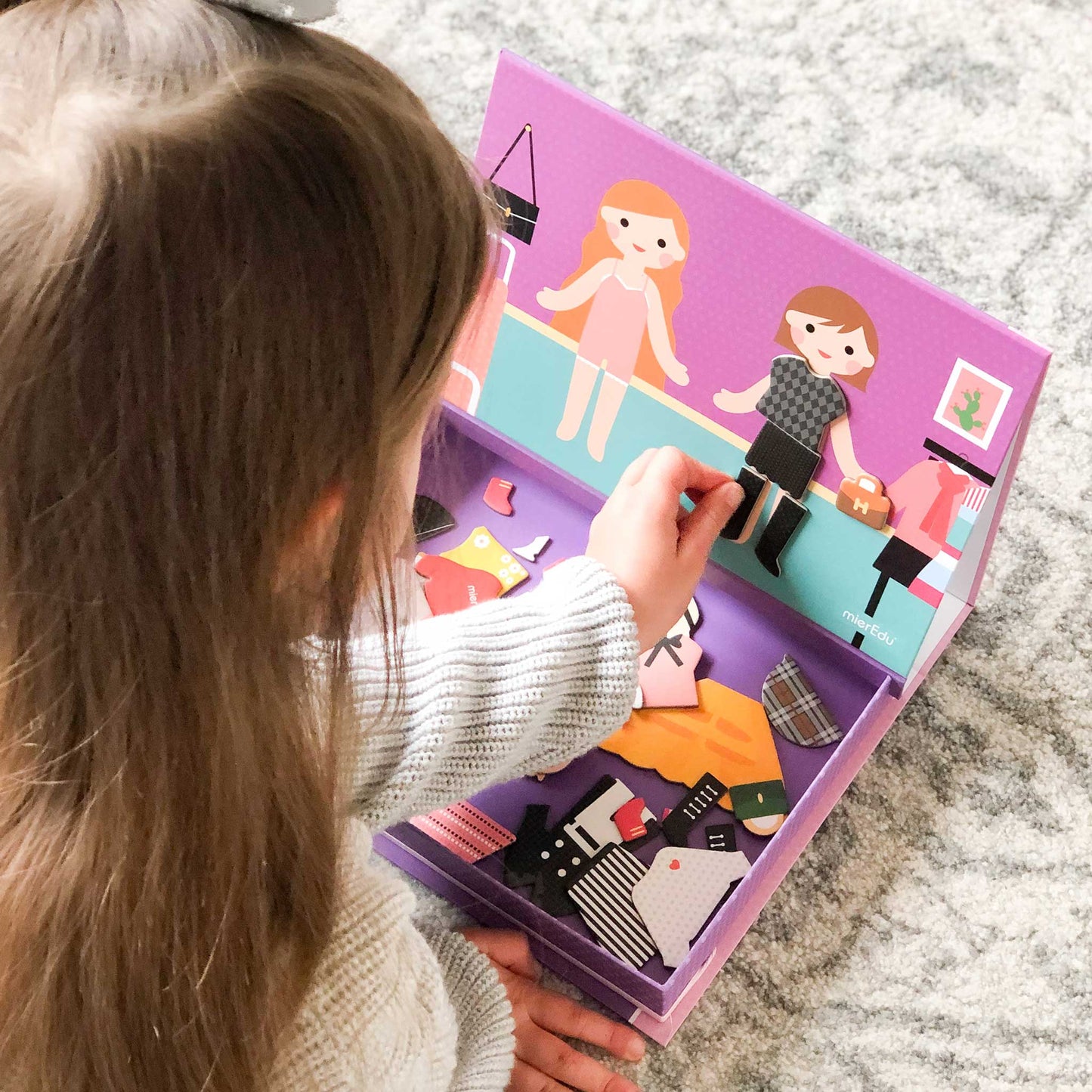 CAJA DE ARTE MAGNÉTICO PARA NIÑAS - VESTIDOS