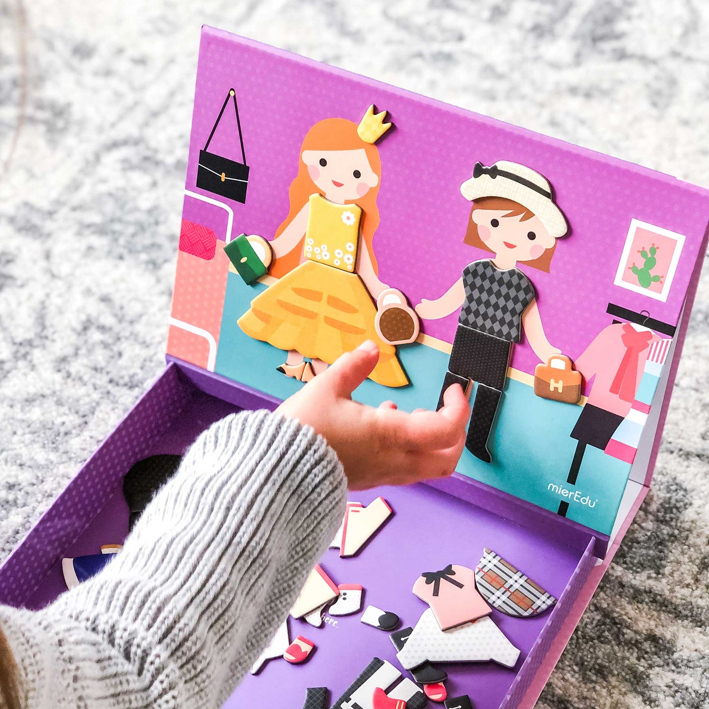 CAJA DE ARTE MAGNÉTICO PARA NIÑAS - VESTIDOS