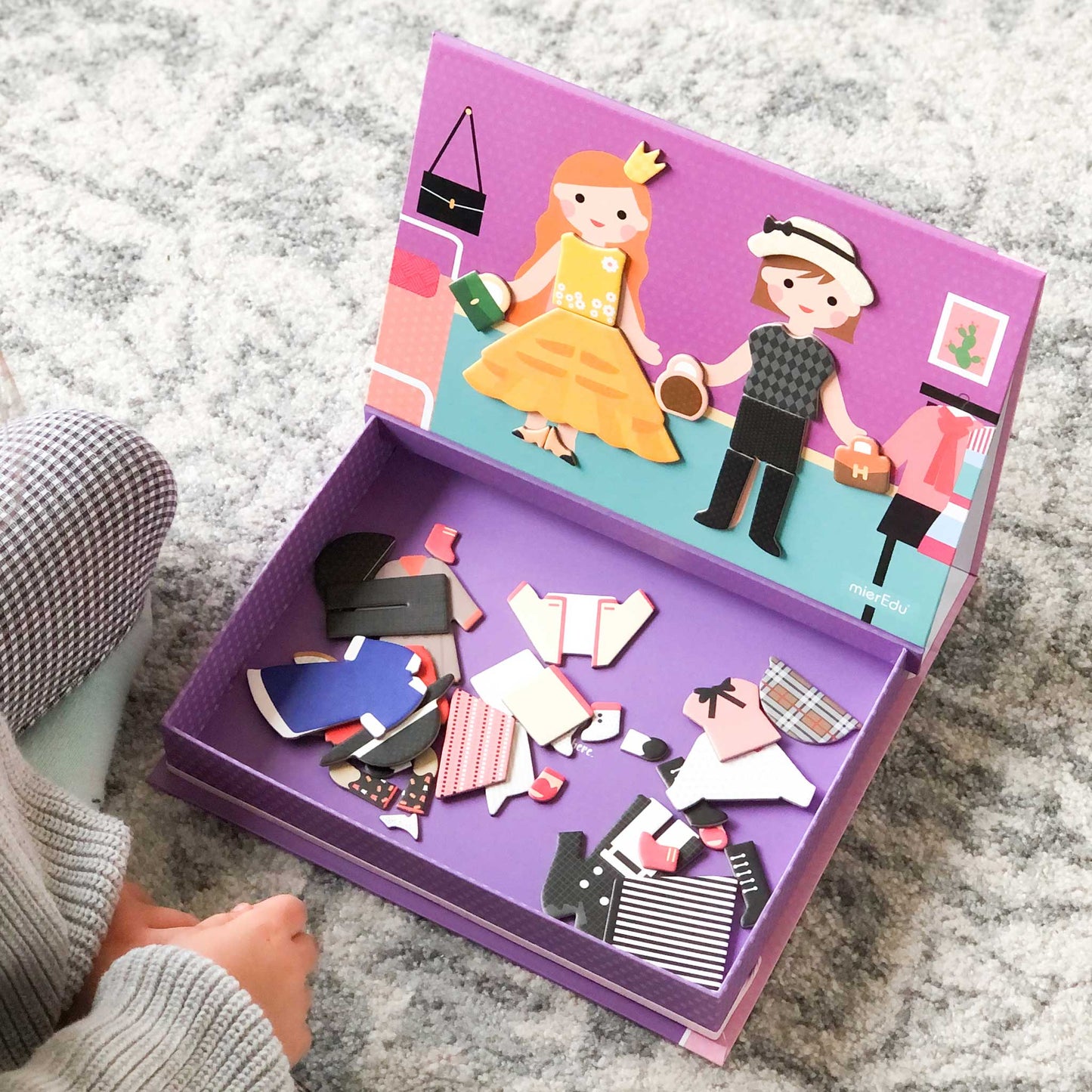 CAJA DE ARTE MAGNÉTICO PARA NIÑAS - VESTIDOS